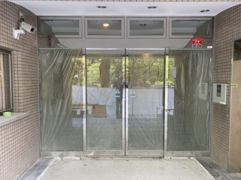 東京都　リノベーションマンションエントランス　自動ドアサッシ　ダイノックの画像