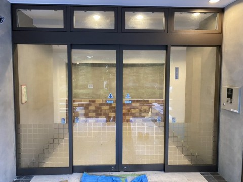 東京都　リノベーションマンションエントランス　自動ドアサッシ　ダイノックの画像