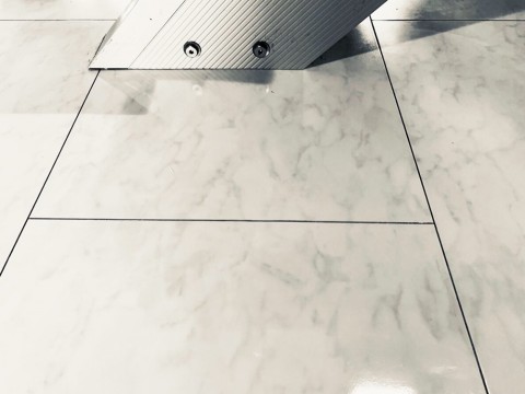 戸建の床タイルの穴補修の画像