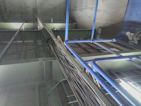 東京都内のお客様　高所作業車（ラック清掃）の画像