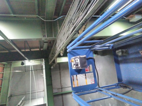 東京都内のお客様　高所作業車（ラック清掃）の画像