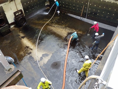 青森県　XX株式会社　浄水場水槽清掃作業の画像