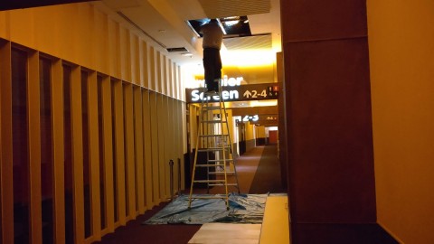 某映画館夜間改修工事の画像