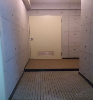 某マンション玄関　天井・壁面クロス仕上げ工事様の画像