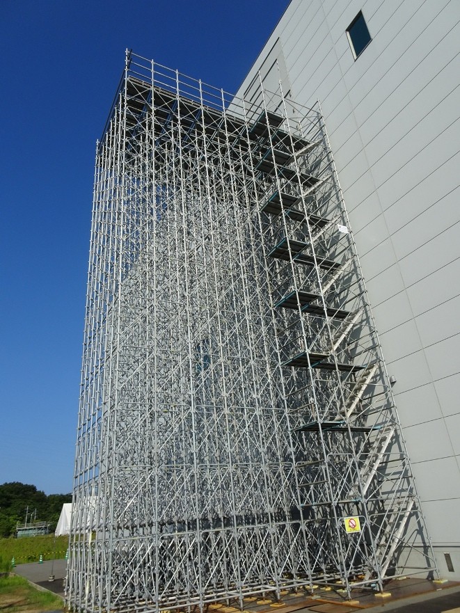 重量物搬入路（荷取り構台)を次世代足場｢ファステック｣にて施工の画像