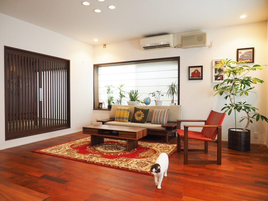 チークの無垢材を使った、モダンリフォーム様の画像