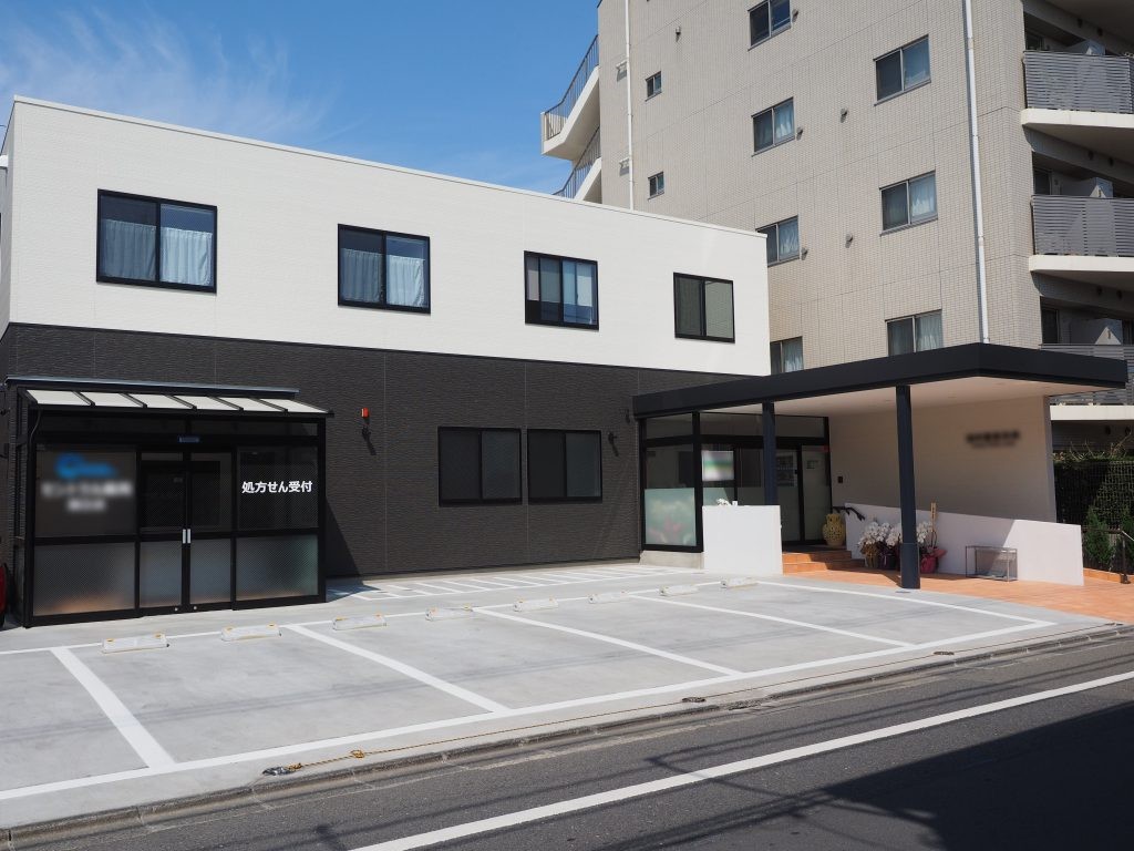 シンプルモダンの整形外科と薬局店舗様の画像