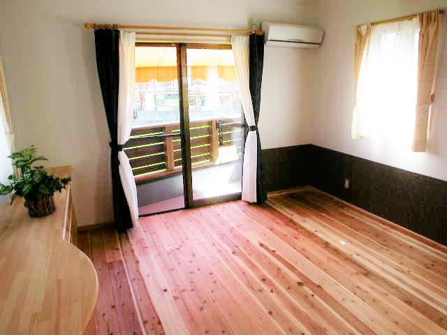 狭い三角地に家族4人開放的に暮らしたいと希望された『旭さま』、　ウイジットの物件を見学、気に入って下さり、翌年2階建てﾛﾌﾄ付新築　自然素材を多く取り入れ細長い土地でも開放的に仕上りました様の画像