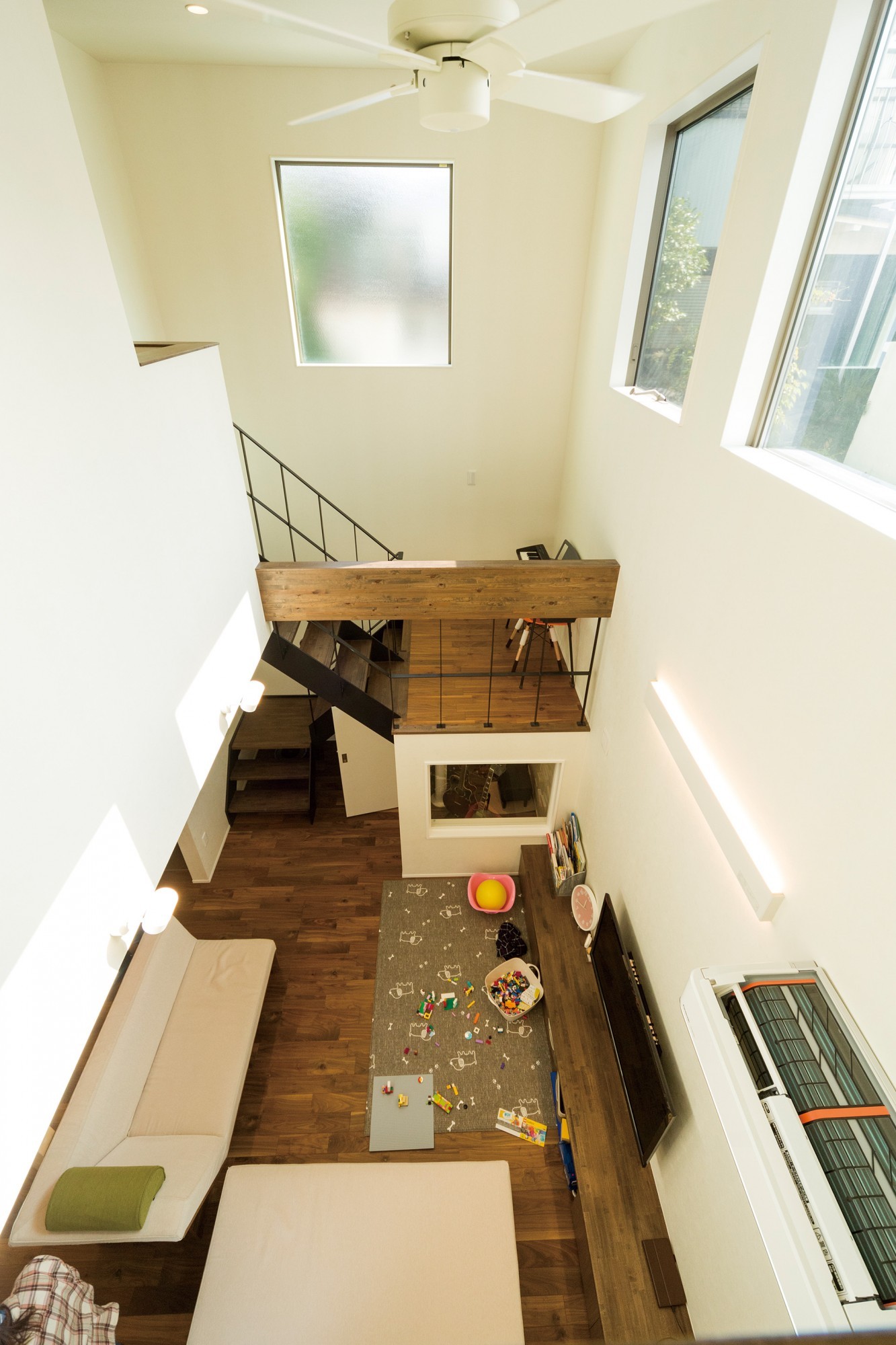 家族の笑顔と音楽の溢れる家様の画像