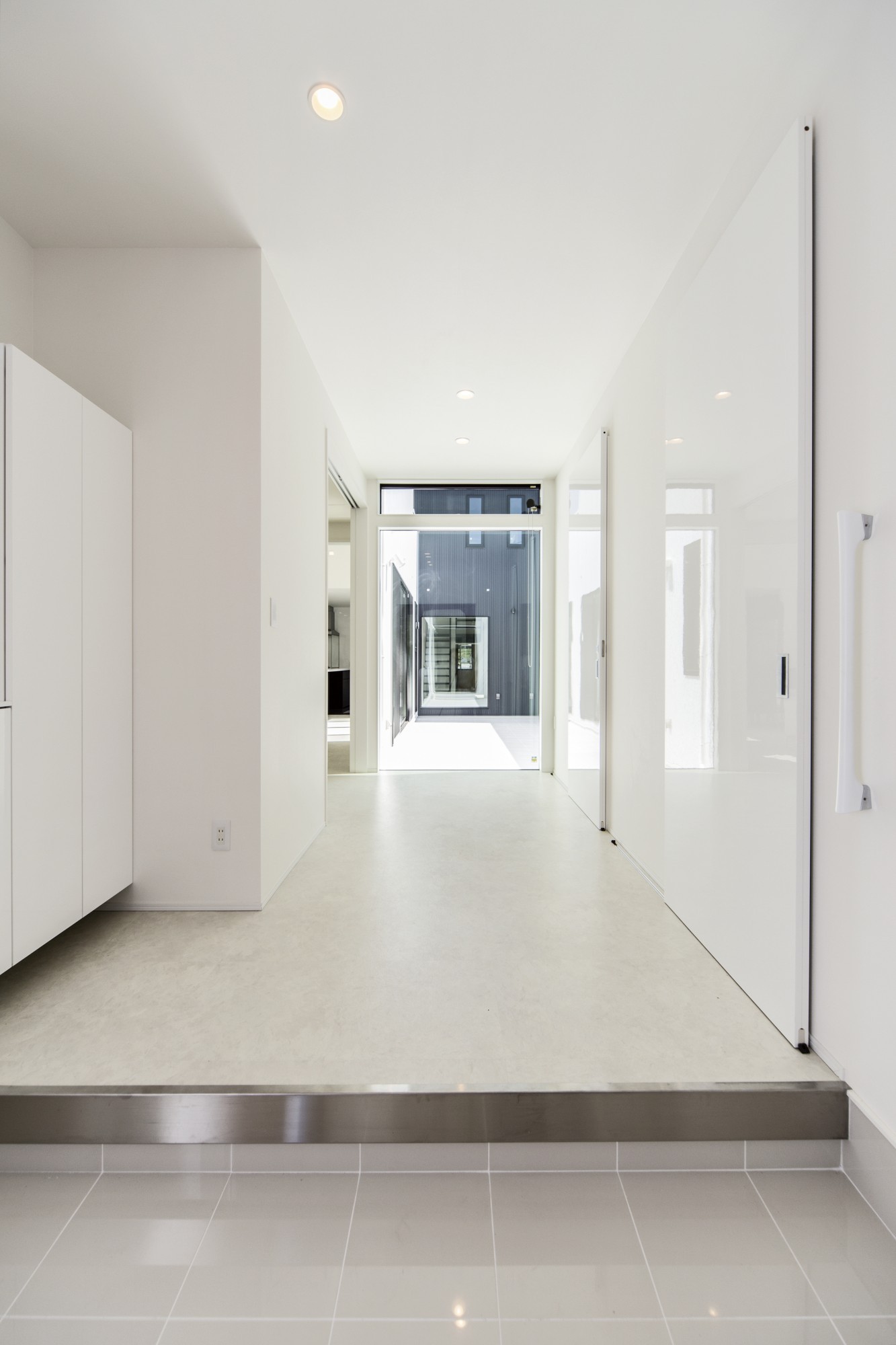 大きな中庭を囲む平屋の家様の画像