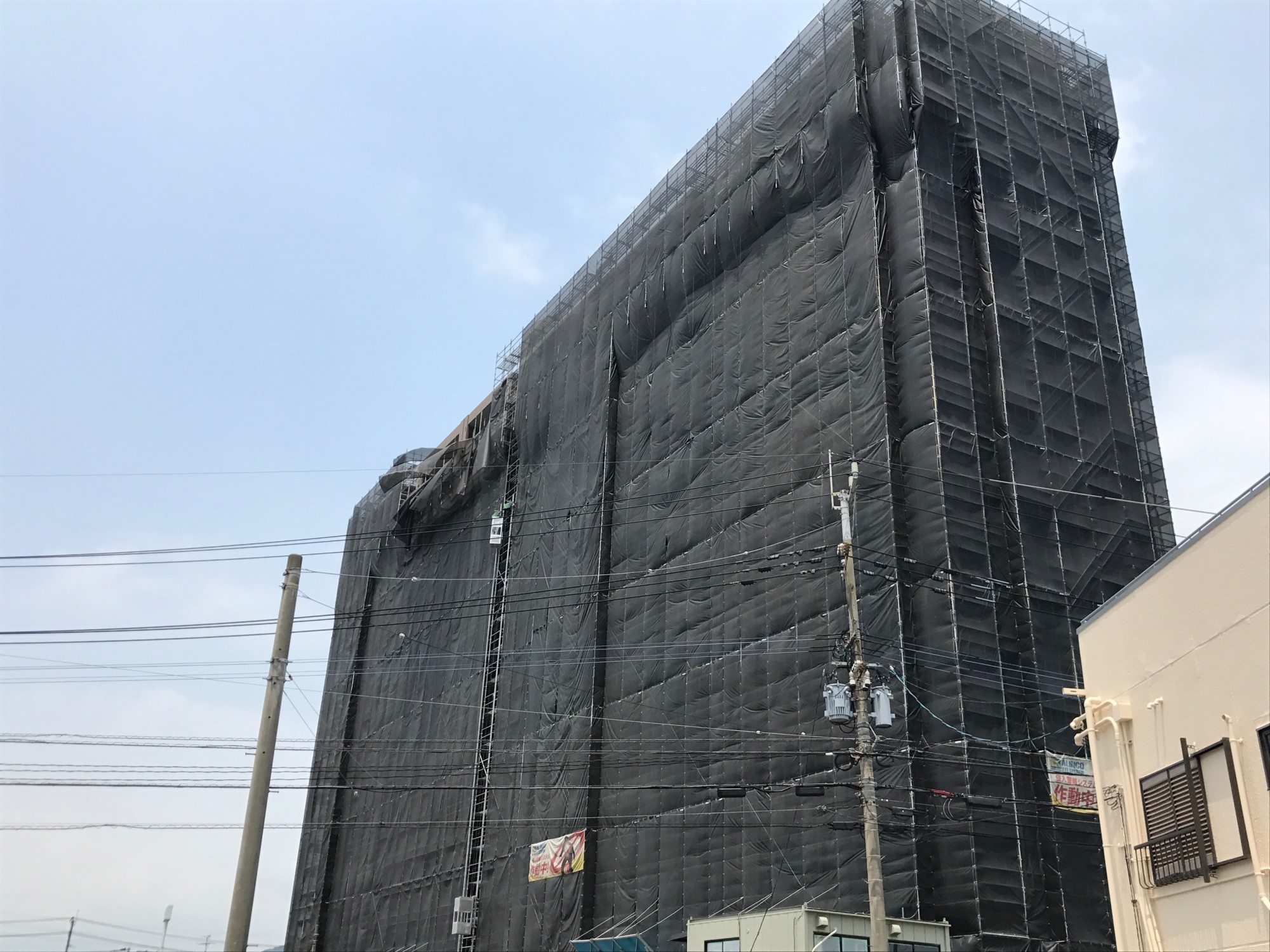 サンライフ下曽根3大規模修繕足場工事様の画像