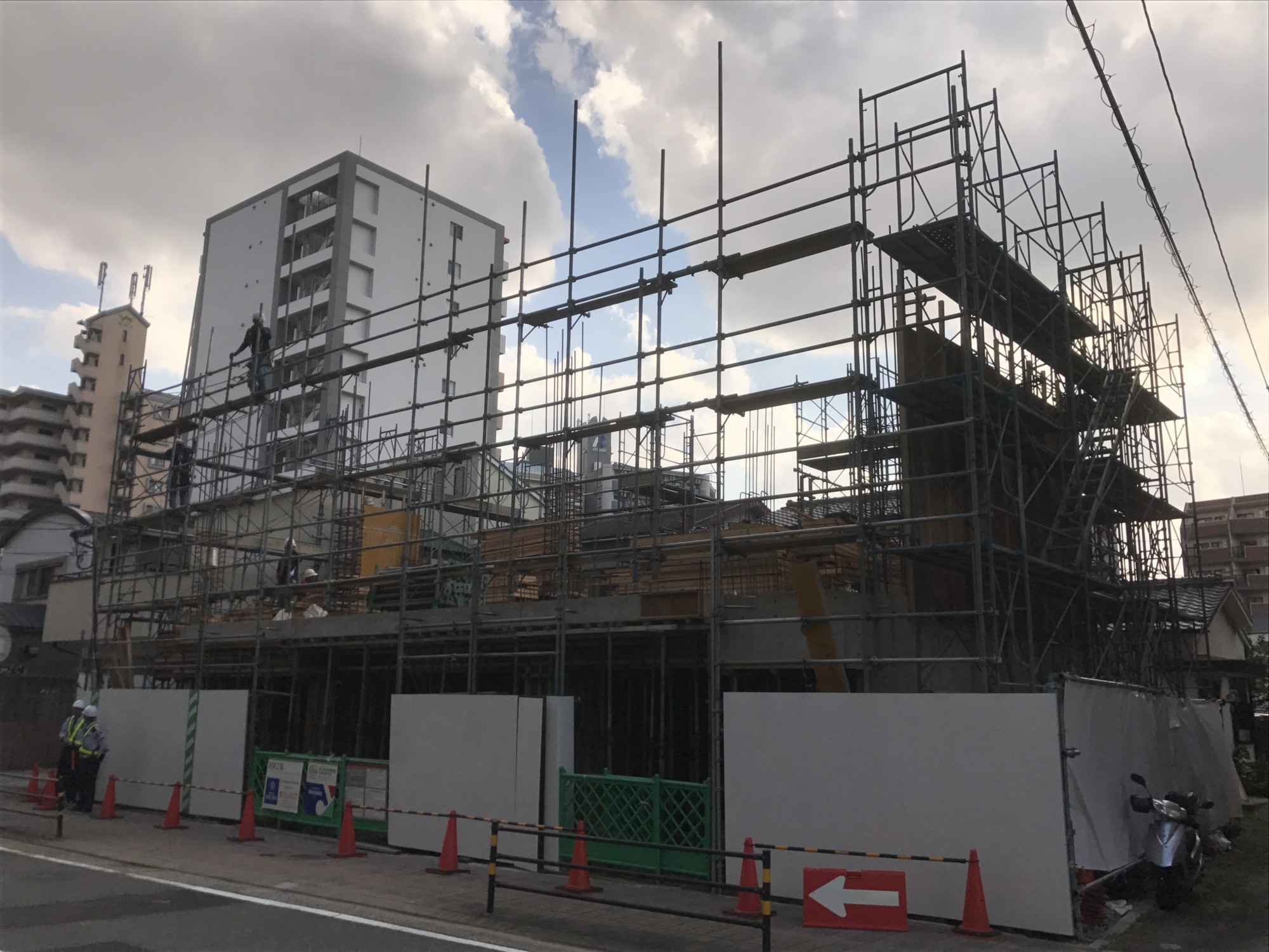 吉塚6丁目BLD新築足場工事様の画像